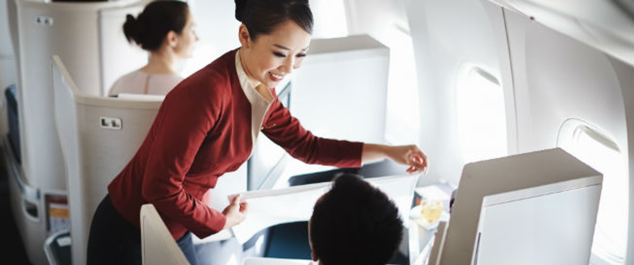 Flugbegleiterin von Cathay Pacific: Künftig sind auch Hosen erlaubt.