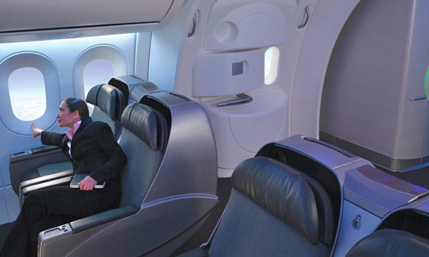 Passagierin im Dreamliner: Die Fenstr lassen sich elektrisch dimmen.