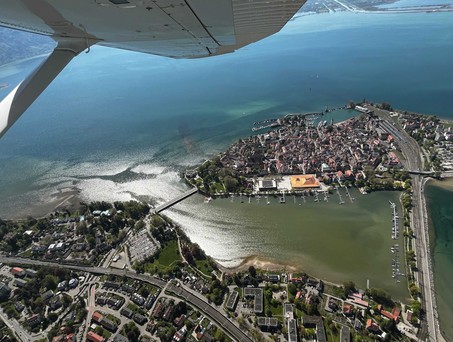 Rundflug zur Aero Friredrichshafen: Blick auf die Insel Mainau