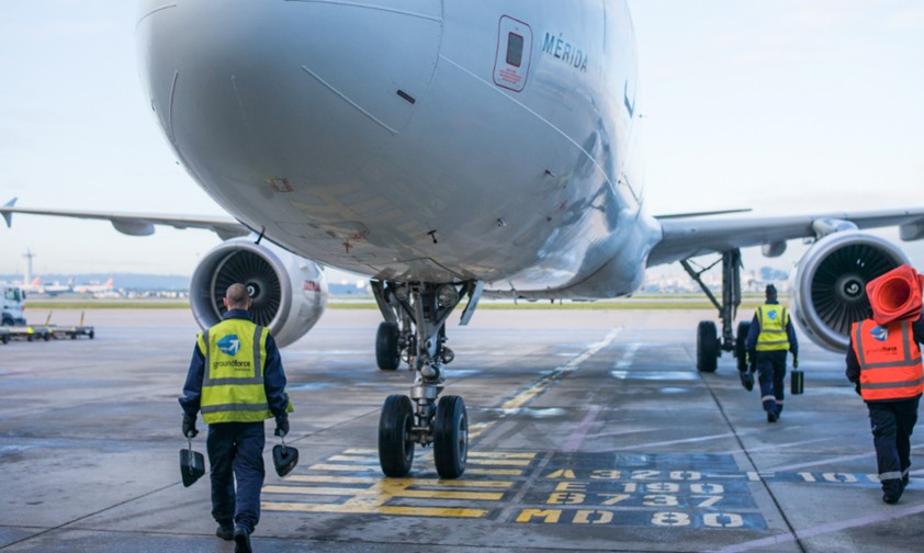 Flugzeug am Flughafen Lissabon: Treibstoff kann nicht mehr geliefert werden