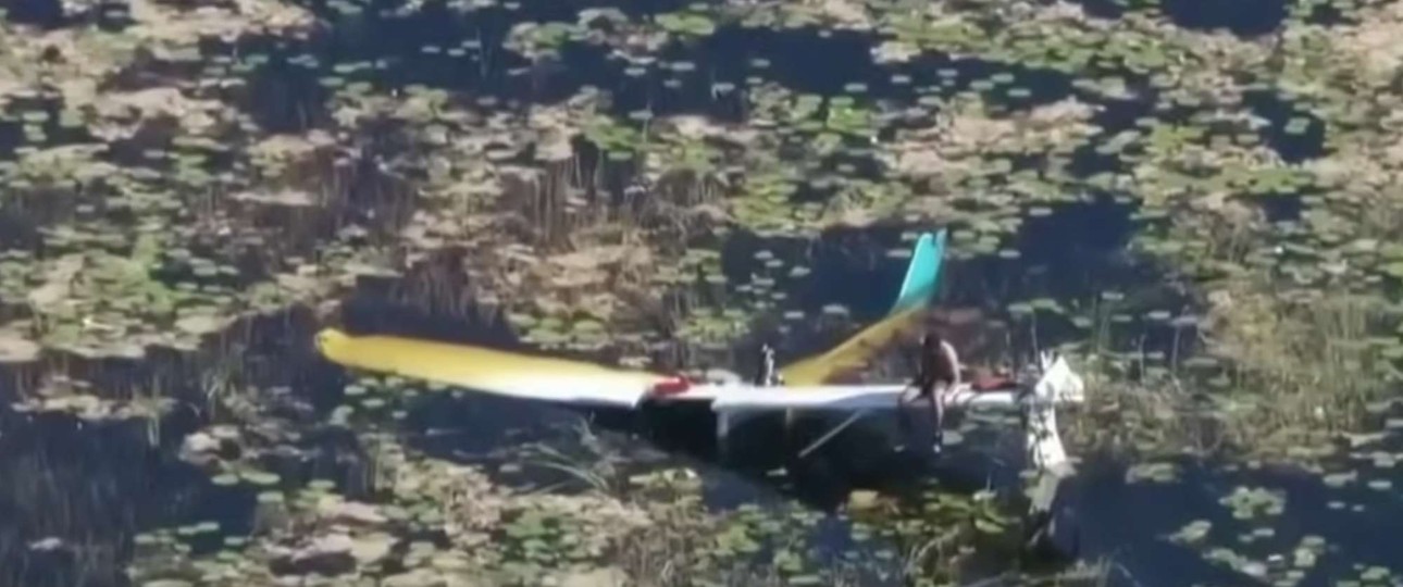 Eine Cessna 172 abgestürzt in den Everglades: Der Pilot rettete sich auf die Tragfläche.