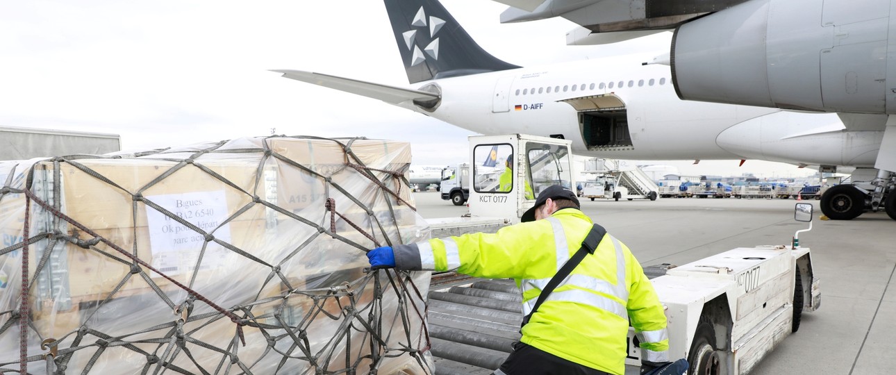 Vorfeldmitarbeiter beladen ein Flugzeug: Die Luftahrtbranche in Deutschland braucht Mitarbeitende aus dem Ausland.