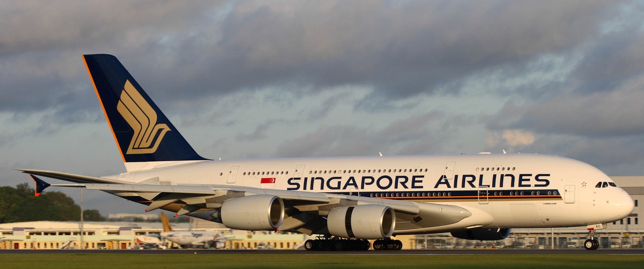 Airbus A380 of Singapore Airlines: Dining inside the superjumbo.