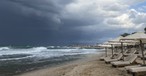 Strand in der Nähe von Heraklion (Archivbild): Am Freitag verhinderte das Wetter etliche Landungen am Flughafen.