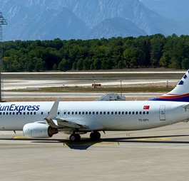Boeing 737-800 von Sun Express in Antalya: Turkish Airlines will alle Anteile übernehmen.