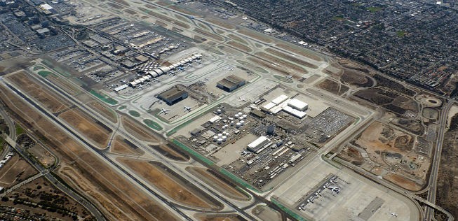 Platz 3: Los Angeles. LA schafft es mit fünf Flughäfen ebenfalls aufs Podest. Der internationale Flughafen (Bild) befördert am meisten Passagiere. Daneben gibt es aber weitere Flughäfen im kalifornischen Los Angeles wie Long Beach, Ontario International, John Wayne oder Bob Hope.