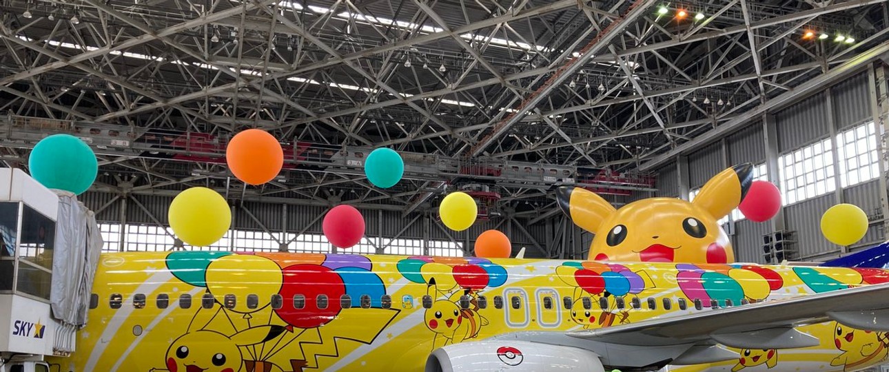 Neue Bemalung: Auf einer Boeing 737 glänzt das neue Pikachu Motiv.