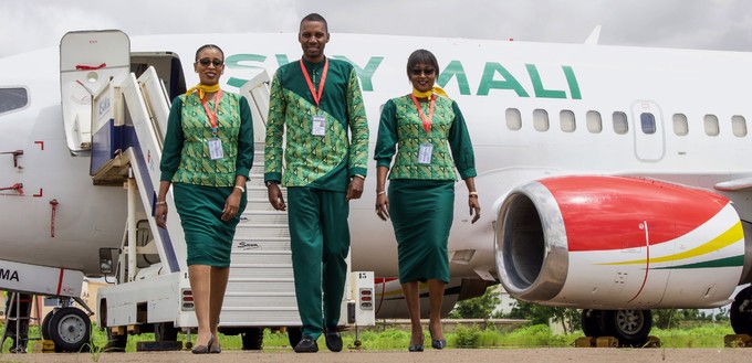 <a href="https://www.aerotelegraph.com/sky-mali-neue-airline-in-mali-startet-mit-geld-aus-abu-dhabi" target="_blank" rel="noopener">Sky Mali</a> nahm Ende September den Betrieb auf. Zur Flotte gehören mittlerweile eine Boeing 737-500 und eine Embraer ERJ145.