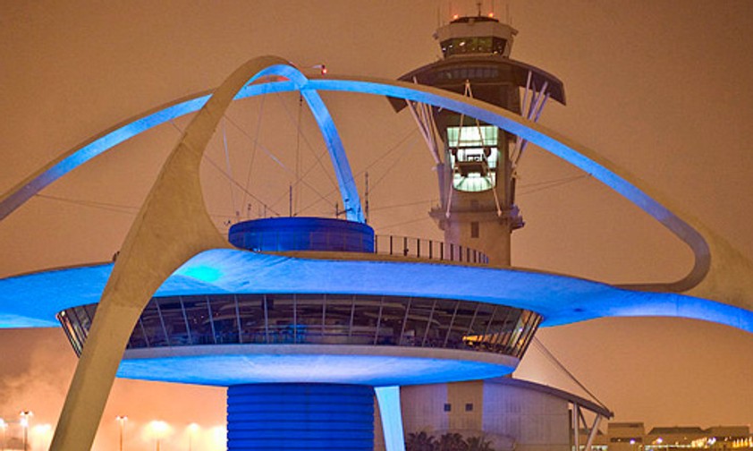 Restaurant und Tower in LAX: Kaputte Start- und Landebahn.