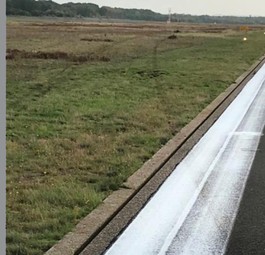 Spuren im Gras: Die Maschine geriet am Ende zurück auf die Piste.