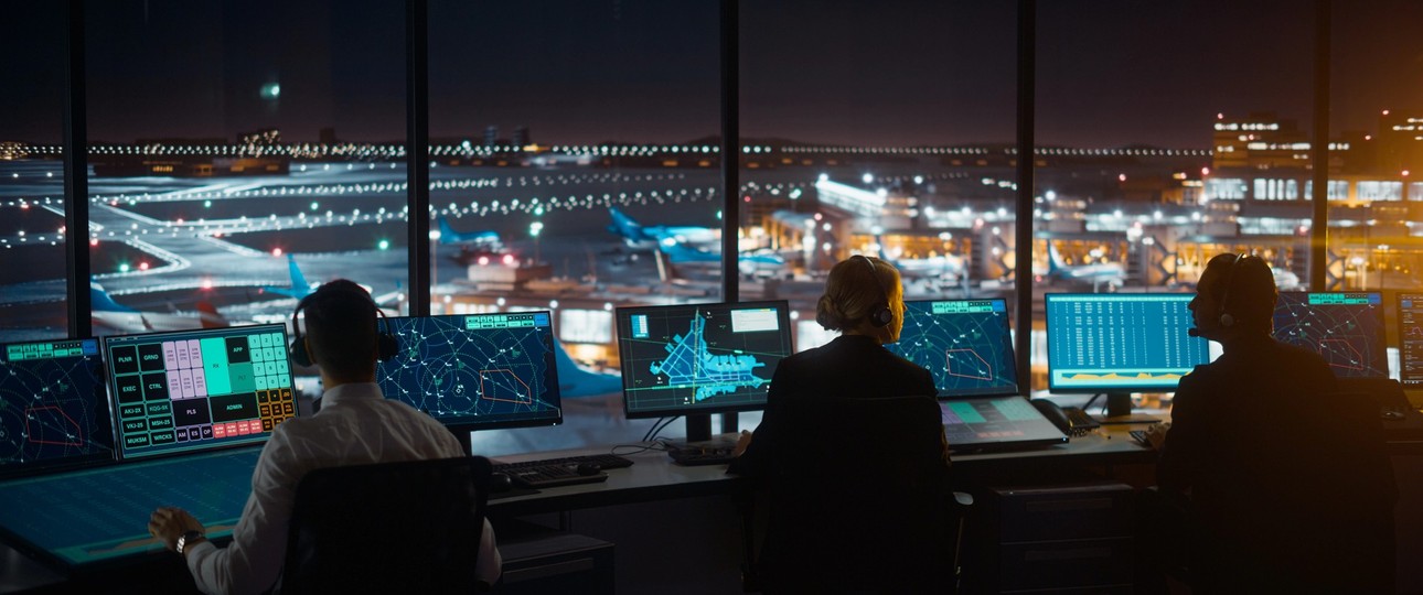 Fluglotsen in einem Tower: Ein anonymer Fluglotse wehrt sich gegen das Dauerbashing von Ryanair.