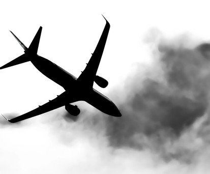 Flugzeug in den Wolken: DAs Risiko durch Turbulenzen steigt.