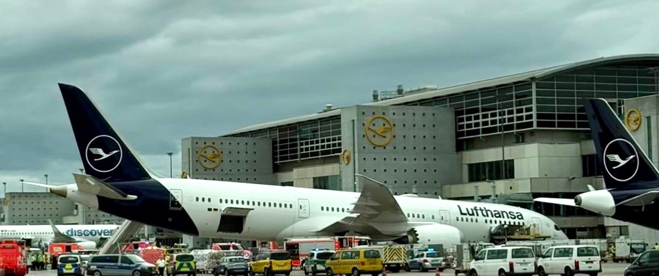 Die nach vorne gekippte Boeing 787 von Lufthansa: Das Heck ragt in den Himmel.