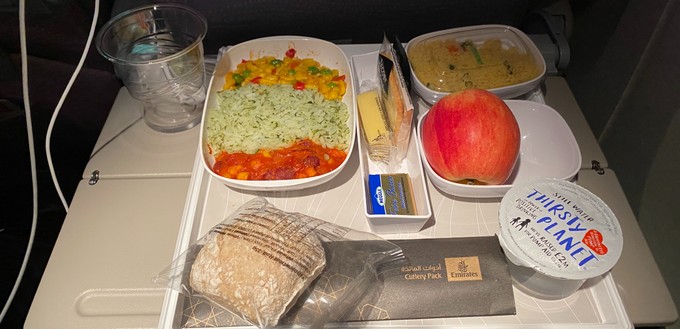 Das Abendessen an Bord: Die vegetarische Option muss man bei Emirates vorbestellten - oder wie wir Glück haben, dass noch eine da ist.