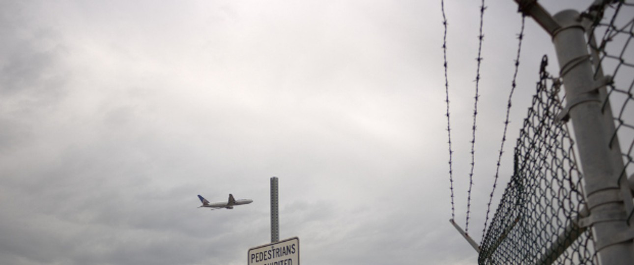 Drei Meter hoch und mit Stacheldraht gesichert. Einen solchen Zaun erklomm eine Frau am Flughafen Halifax, Kanada.