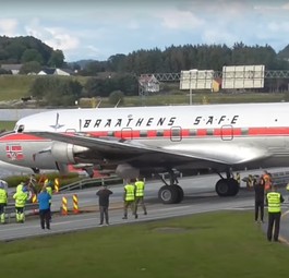 Ein Flugzeug fährt über die Autobahn