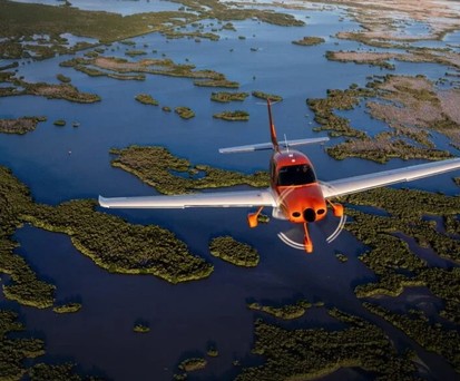 Cirrus Sr22 im Flug: Der Hersteller hat Updates vorgestellt.