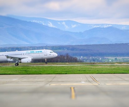 Ein landender Airbus A320 von Fly Lili: Die Airline sucht die Schuld bei den rumänischen Behörden.