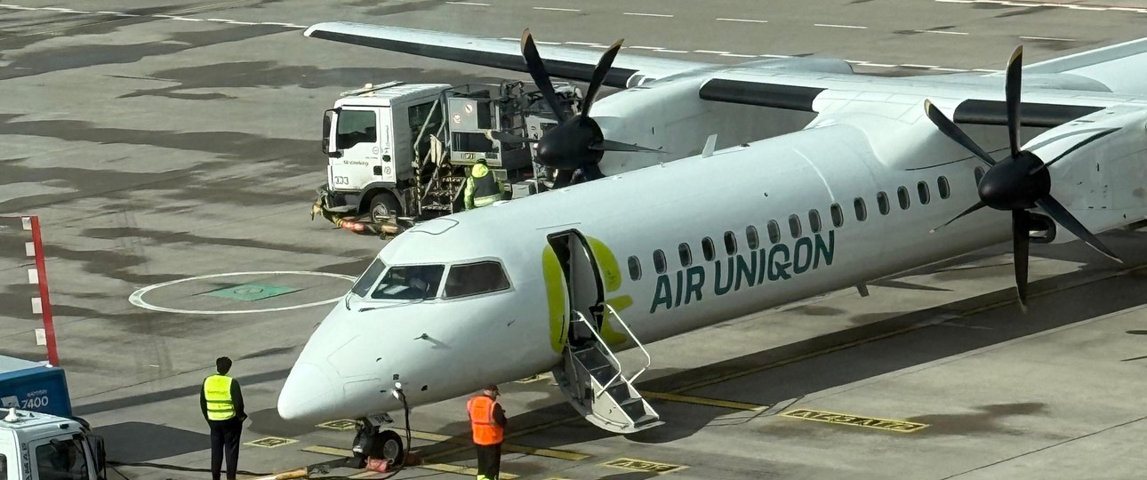 Aash 8 Q-400 am Flugahfen BER: Die Airliner verbindet Friedrichshafen mit Sylt über Berlin.