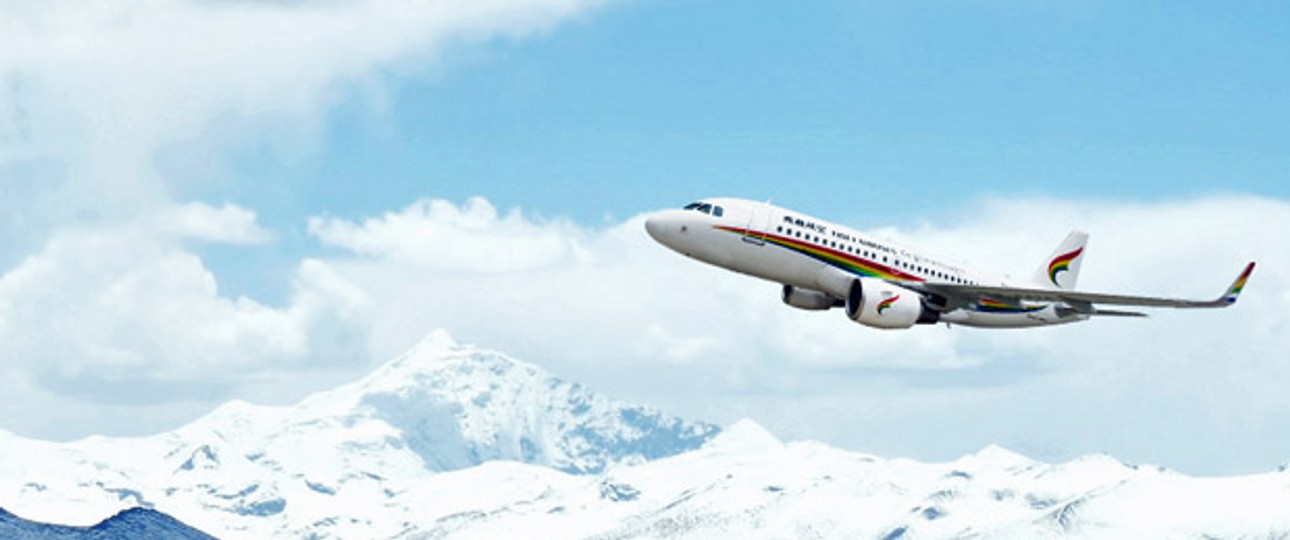 Airbus A319 von Tibet Airlines: Flug über den Himalaya nach Nepal.