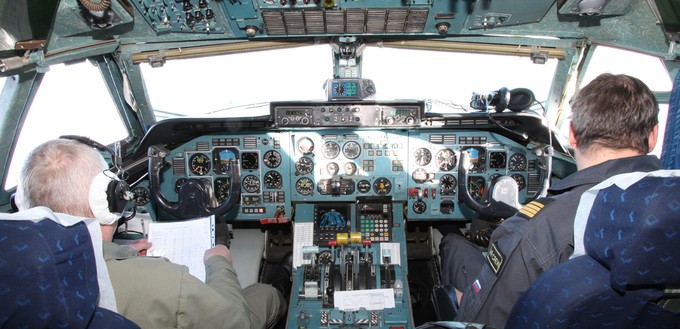 Das Cockpit einer Antonov An-74.