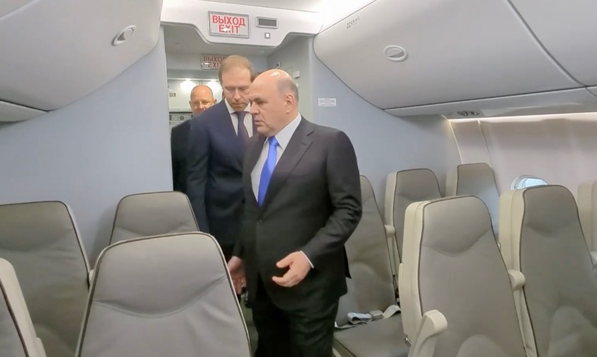 Russlands Ministerpräsident Mikhail Mishustin betritt die neu gebaute Tupolev Tu-214: Der Economy Class ...