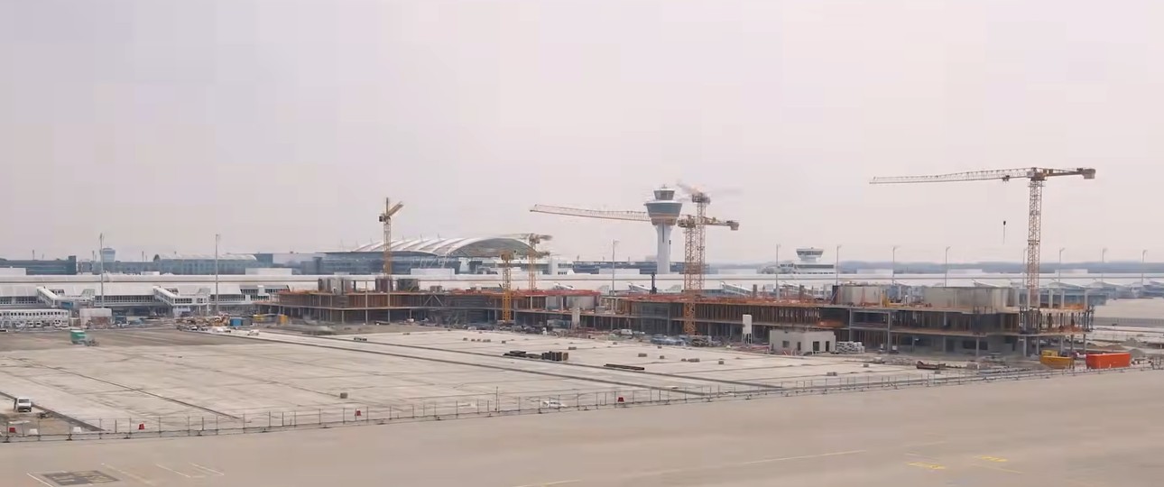 Der Flughafen München steht kurz vor der Eröffnung des neuen Piers von T1: Ein Video zeigt den gesamten Bauverlauf. 