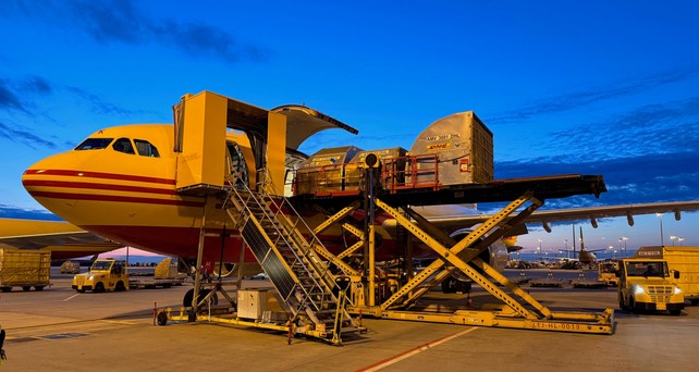 Die Beladung des Airbus A300 von EAT: Nqachts ist viel los in Leipzig.