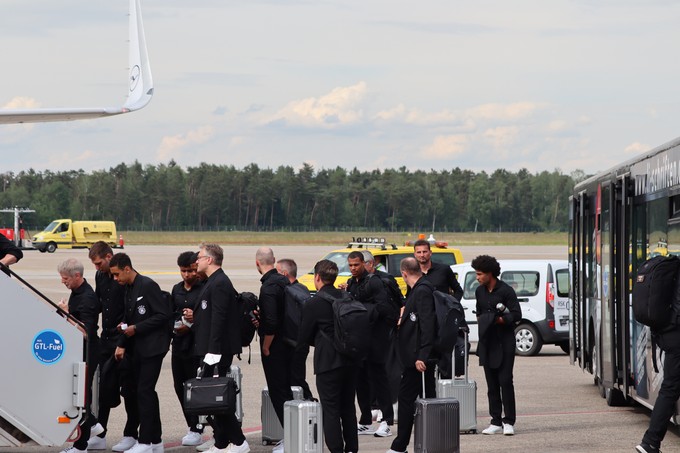Der A320 Neo trägt noch die alte Lackierung.