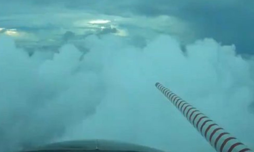 Flugzeug fliegt ins Auge von Hurrikan Laura