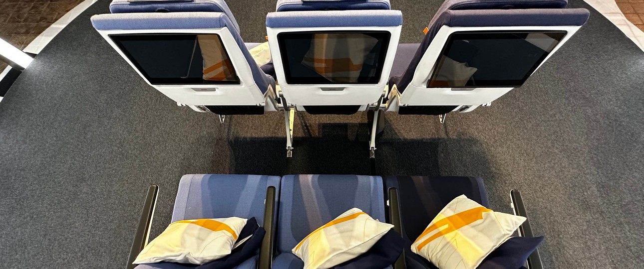 Lufthansa baut neue Sitze in die Economy Class ihrer neuen Langstreckenflugzeuge.