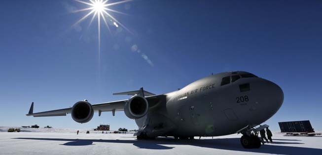 C-17 der Royal Australian Air Force:
Australien besitzt derzeit eine nur im Sommer bestehende Eispiste beim Wilkins Aerodrome. Für Flüge zu anderen Stationen und Feldstandorten werdenDHC-6 Twin Otter oder Basler BT-67 eingesetzt, die auf speziell präparierten Pisten landen können.