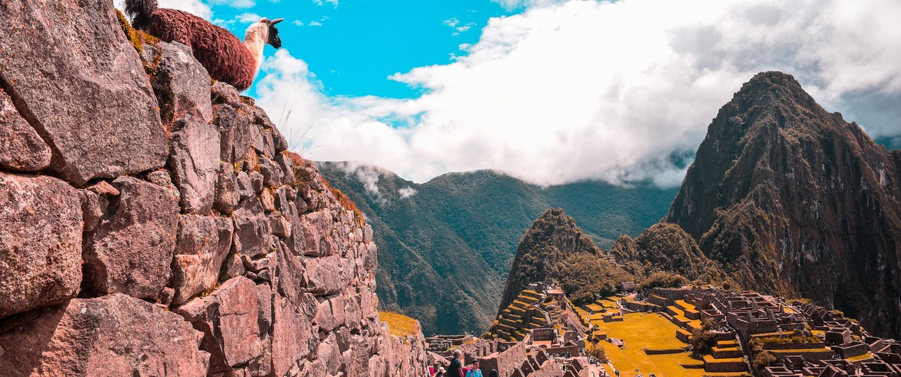 Ruinen an der Bergspitze des Huayna Picchu: Der geplante Flughafen gefährdet Machu Picchu.