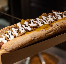 Der Hotdog Bastardo von Frau Hund: Noch bis September dürfen sich alle First-Class-Reisenden bei Swiss über den Gourmetsnack freuen. 