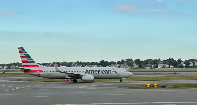 Boeing 737 von AMerican Airlines in Boston: Jetzt werden massenweise Flüge gestrichen.