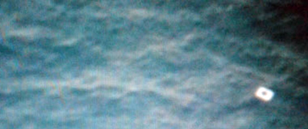Türe von MH 370? Die vietnamesische Marine machte dieses Objekt im Wasser aus.