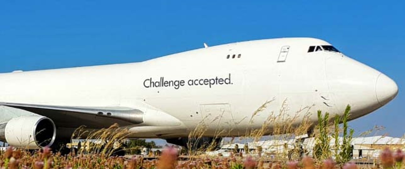 «Challenge accepted» oder zu deutsch «Herausforderung angenommen»: Auf ihren ansonsten blanken Frachtfliegern weißt Cal Cargo auf ihr bisheriges Spezialgebiet hin.