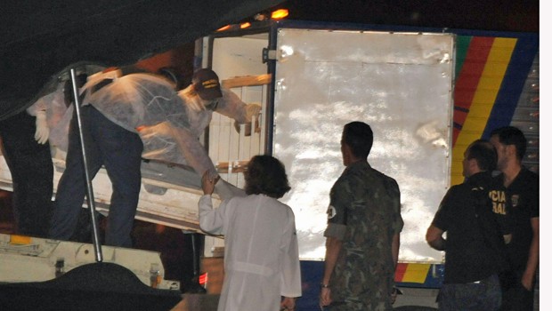 Die ersten im Juni 2009 geborgenen Opfer werden umgeladen: Makaberer Betrug.