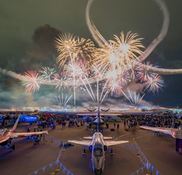 Feuerwerk über Oshkosh: Die Messe hat so viele Menschen angezogen wie noch nie.