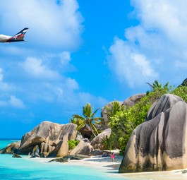 Airbus A350 über Seychellen-Strand: Dieses Modell setzt Aeroflot ein.