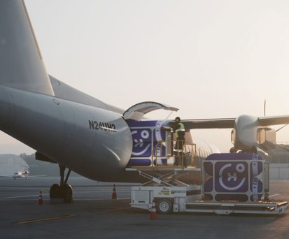 Beladung eines Flugzeugs mit Wasserstoffkapseln: So stelle sich die Firma Universal Hydrogen das vor.