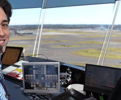 Fluglotse im Kontrollturm von Sydney: Engere Aufsicht von Flugzeugen.