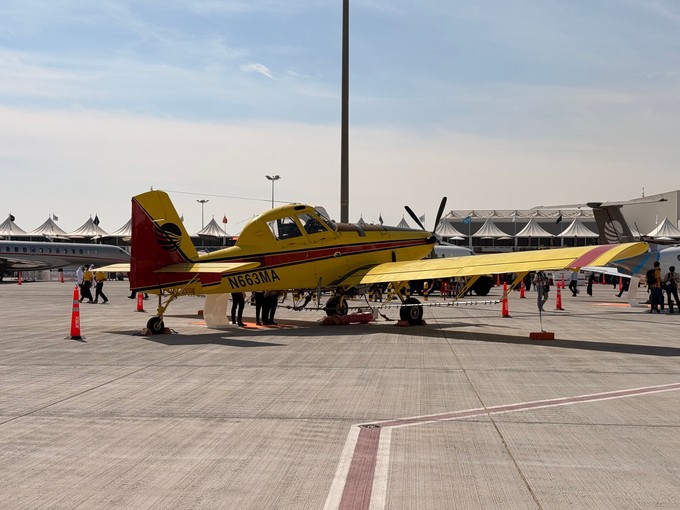 Air Tractor stellt ihr Feuerlöschflugzeug aus.