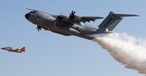 Der Airbus A400 M bei einem Testflug als Löschflugzeug: Die Maschine kann ...