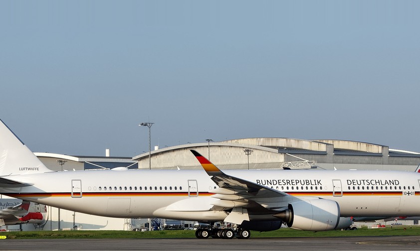 Der Airbus A350 mit dem Kennzeichen 10+01 in Toulouse.