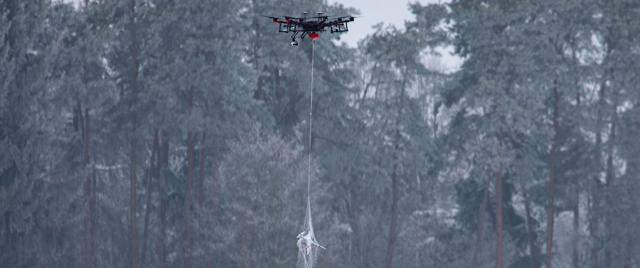 Drohne fängt Drohne per Netz: Tests von Flugsicherung und Bundeswehr.