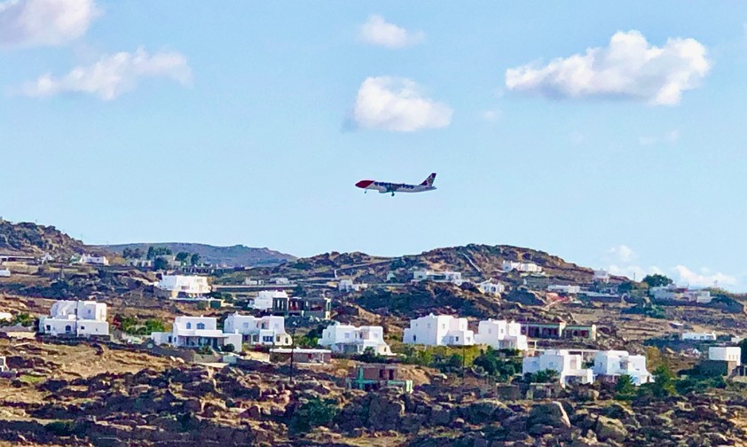 Flugzeug im Anflug auf Mykonos: Im Sommer ist hier besonders viel los. 