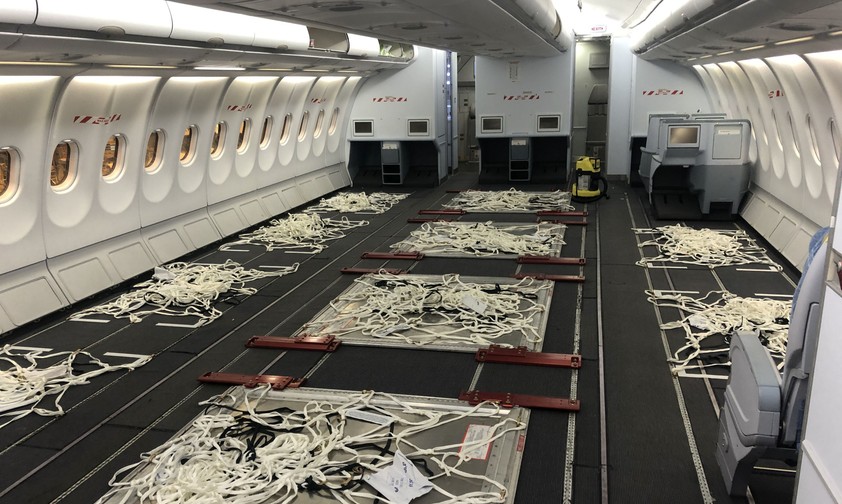Die umgebaute Kabine des A330: Wo eigentlich die Business Class ist, ist nun Platz für Waren.