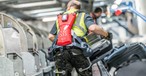 Flughafen Stuttgart: Das Exoskelett entlastet den Rücken.