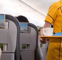 Flugbegleiterin bei der Arbeit: Der Job hat seine Schattenseiten.